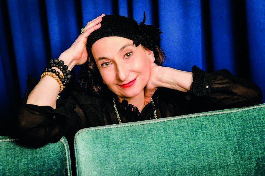 Porträtaufnahme einer elegant gekleideten Frau in schwarz