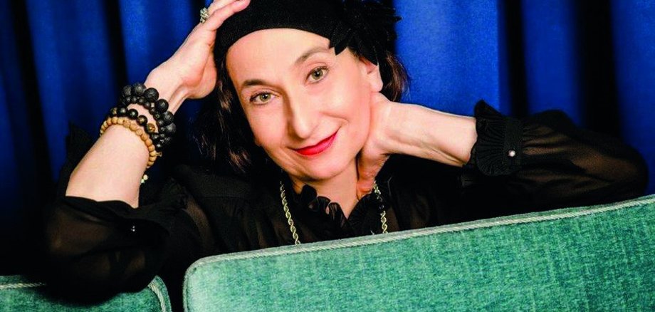 Porträtaufnahme einer elegant gekleideten Frau in schwarz