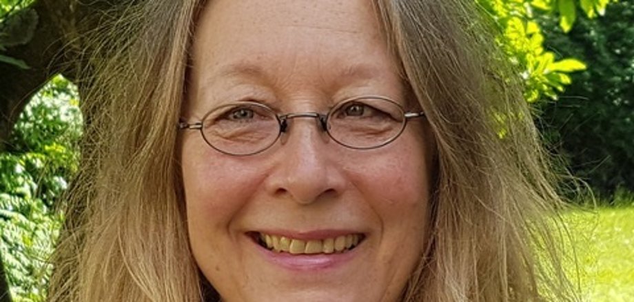 Eine Frau ist im Porträt zu sehen.