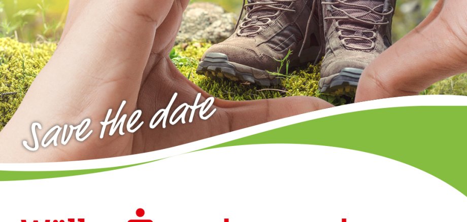 Zwei Hände formen ein Herz durch das zwei Wanderschuhe zu sehen sind.