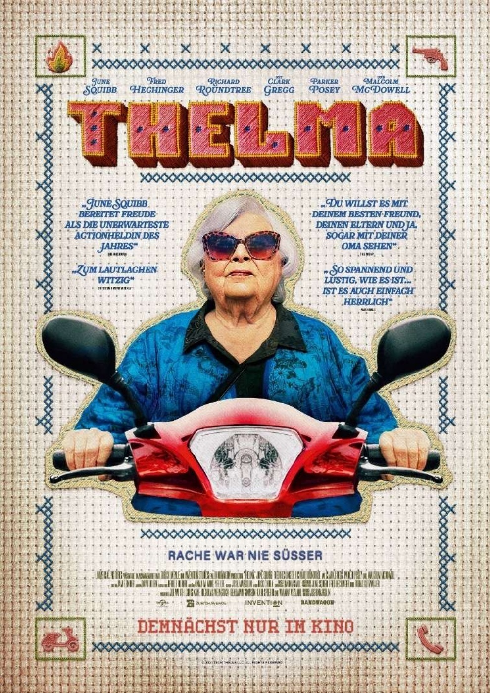 Eine ältere Frau mit weißen Haaren und Sonnenbrille fährt auf dem Filmplakat mit einem Motorroller.