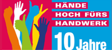 Das Logo zeigt gen Himmel gestreckte Arme in verschiedenen Farben und mit diversen Handgesten. Das Logo zeigt gen Himmel gestreckte Arme in verschiedenen Farben und mit diversen Handgesten.