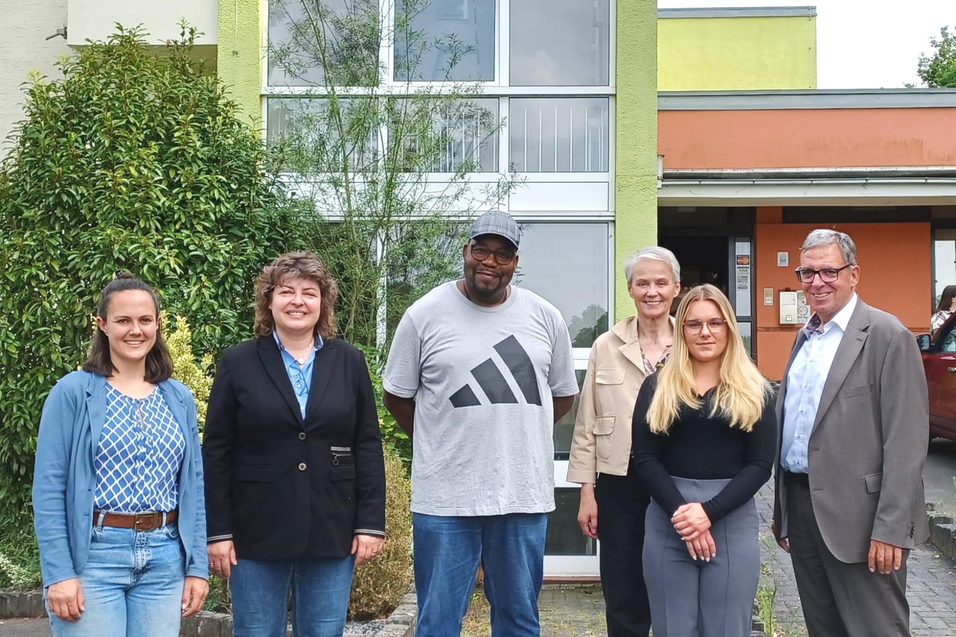 Vier Frauen und zwei Männer stehen vor dem umgebauten Haus Roßberg.