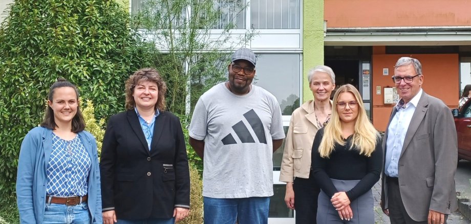 Vier Frauen und zwei Männer stehen vor dem umgebauten Haus Roßberg.