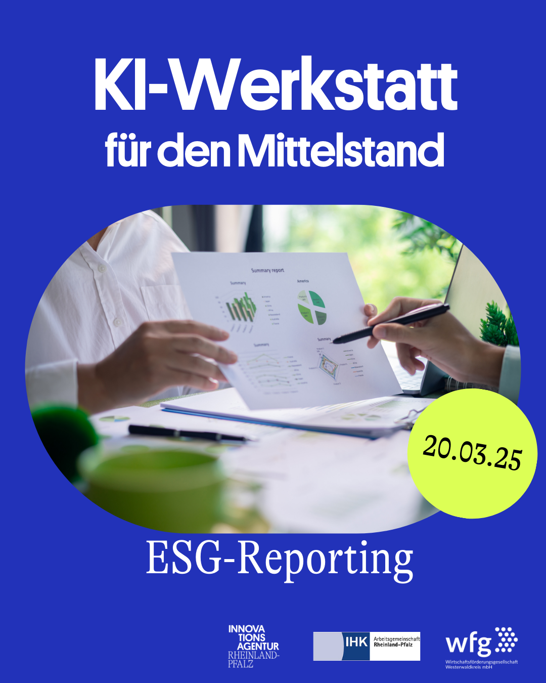 Kopie von Kopie von Eventankündigung mit Bild - 11 Im Bild des blauen Flyers sind zwei Hände zu sehen, bei der die eine der anderen etwas auf einem grafischen Ausdruck zeigt.