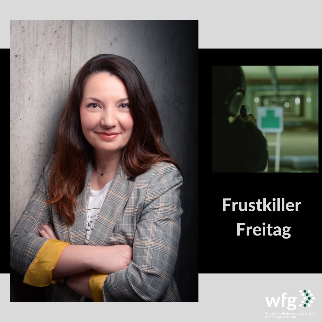 Eine Frau mit langen braunen Haaren steht mit verschränkten Armen vor einer Wand.