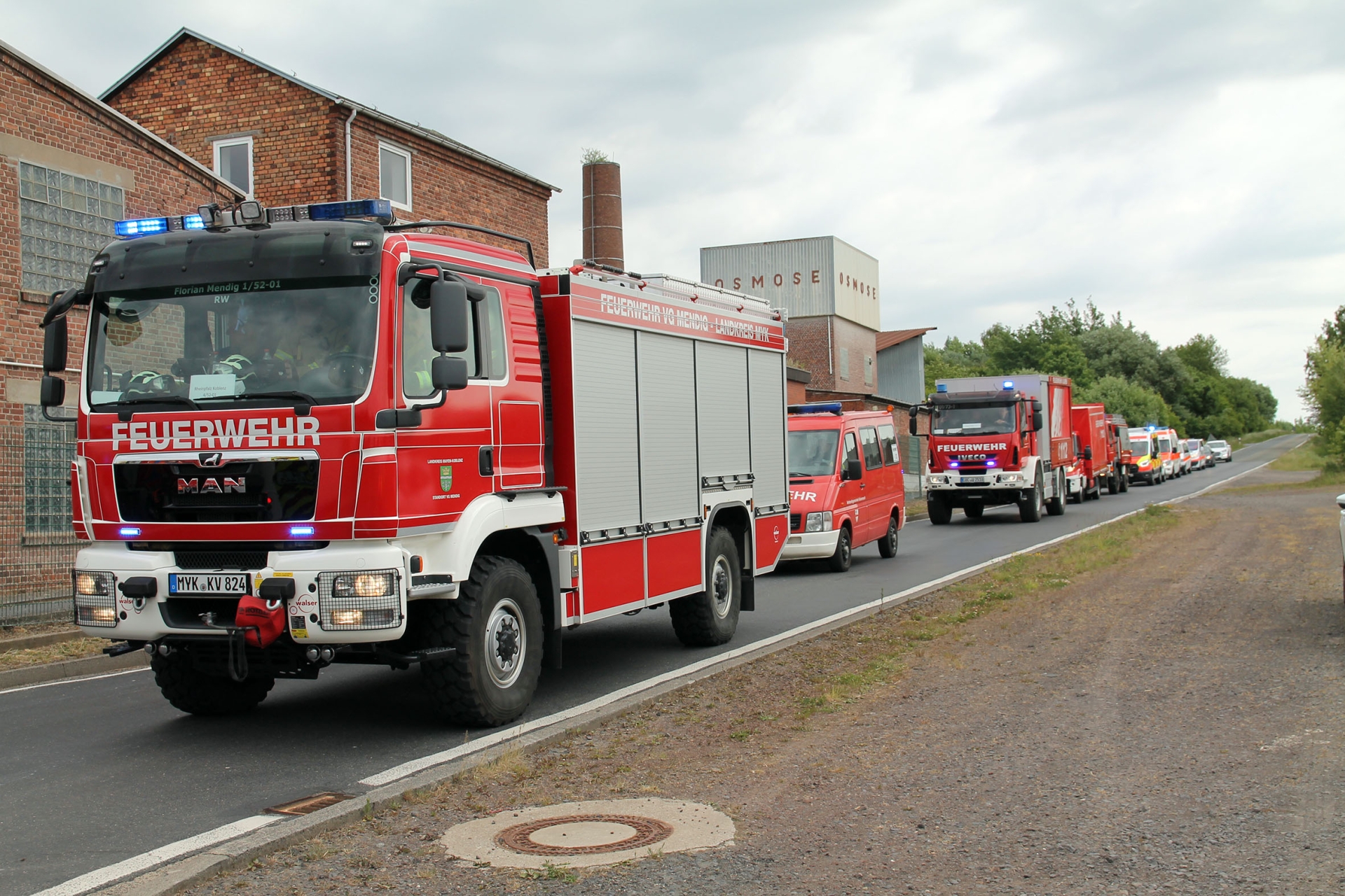 Auf der Straße vor der Osmose stehen verschiedene Einsatzwagen der Feuerwehr und des Rettungsdienstes.
