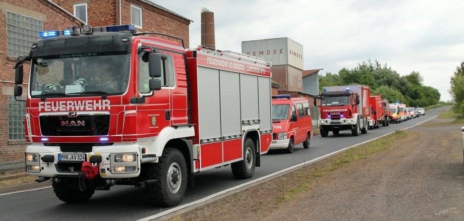 Auf der Straße vor der Osmose stehen verschiedene Einsatzwagen der Feuerwehr und des Rettungsdienstes.