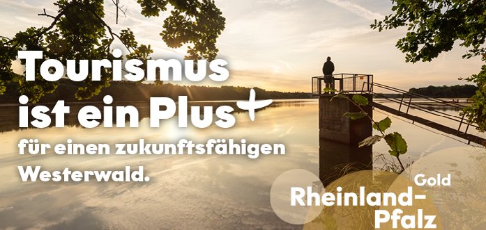 Auf einem Plakat steht ein Mann beim Sonnenuntergang auf einem Turm am Wasser. Es trägt die Aufschrift "Tourismus für alle"