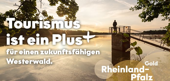 Auf einem Plakat steht ein Mann beim Sonnenuntergang auf einem Turm am Wasser. Es trägt die Aufschrift "Tourismus für alle"