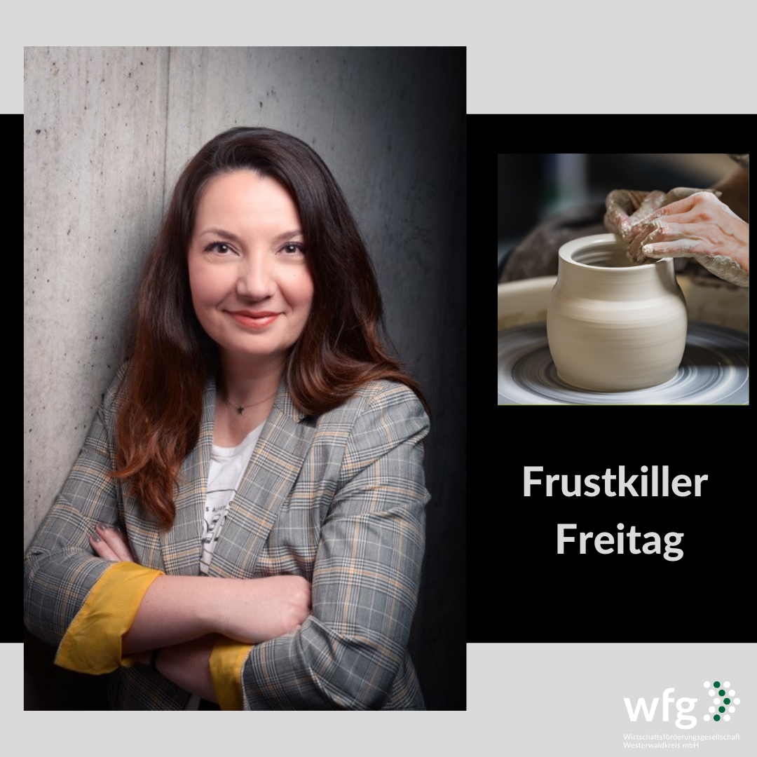 Eine Frau mit verschränkten Armen und im Jackett steht vor einer Wand, daneben sieht man Hände, die eine Vase töpfern und darunter steht die Schrift Frustkiller Freitag.