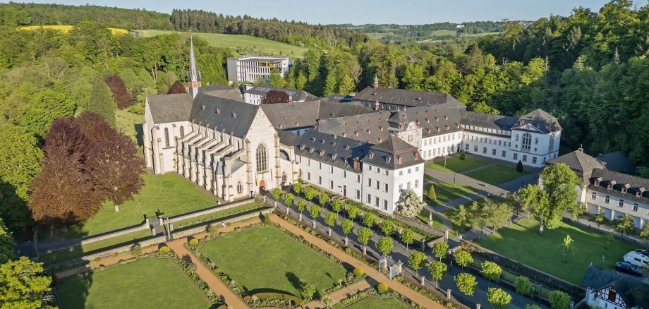 Das Kloster mit seinen diversen Bautrakten steht im Grünen und hat im Garten einen zentralen Platz, zu dem vier Wege führen.