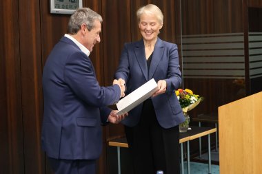 Gabriele Wieland überreicht Landrat Achim Schwickert die Urkunde.
