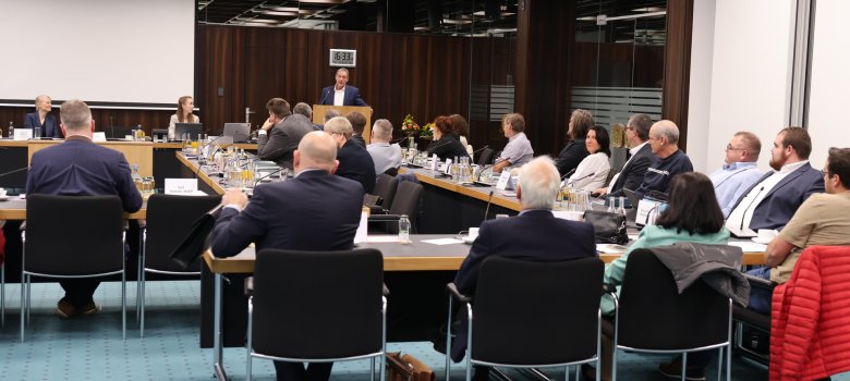 Der Kreistag von hinten mit Blick auf Landrat Achim Schwickert, der seine Amtsantrittsrede hält.