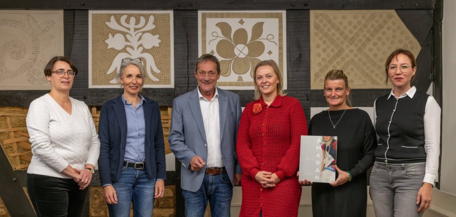Im Landschaftsmuseum in Hachenburg posieren die Damen gemeinsam mit dem Landrat.