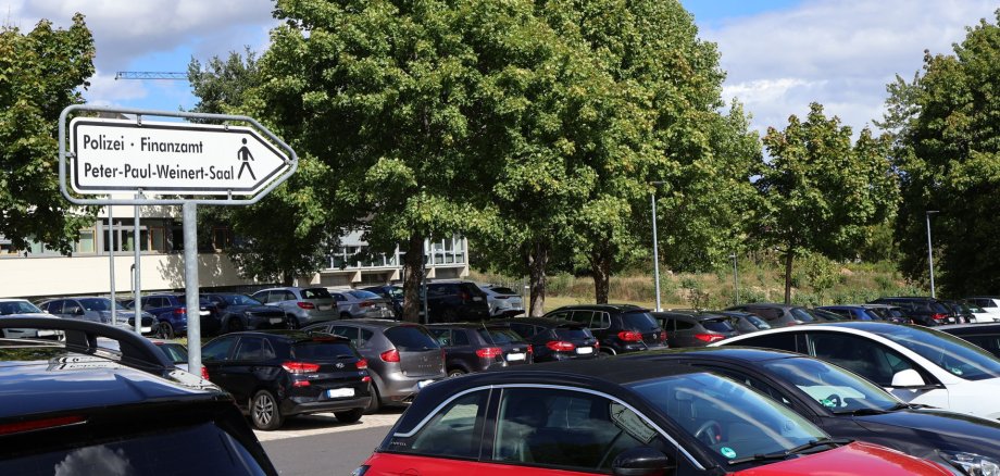 Der Parkplatz der Kreisverwaltung ist immer gut ausgelastet mit Fahrzeugen.