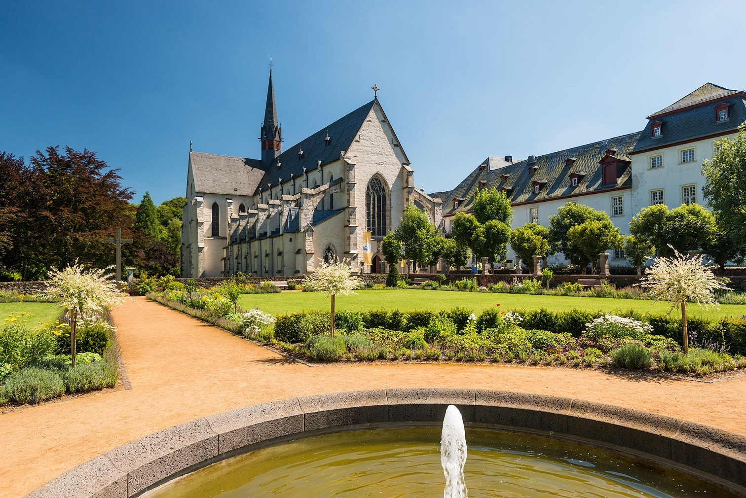 Garten vor einem Kloster mit Springbrunnen