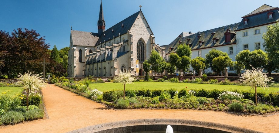 Garten vor einem Kloster mit Springbrunnen