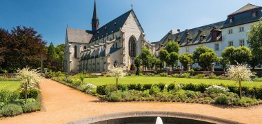 Garten vor einem Kloster mit Springbrunnen