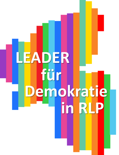 Bunte Streifen bilden den Länderumriss von RLP und haben die Aufschrift "Leader für Demokratie in RLP".