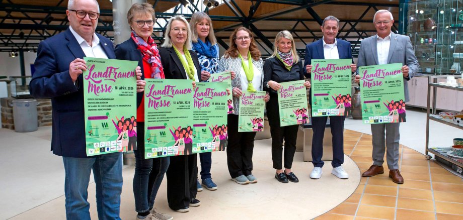 Frauen und Männer halten grüne Plakate mit der Aufschrift Landrauenmesse in der Hand.