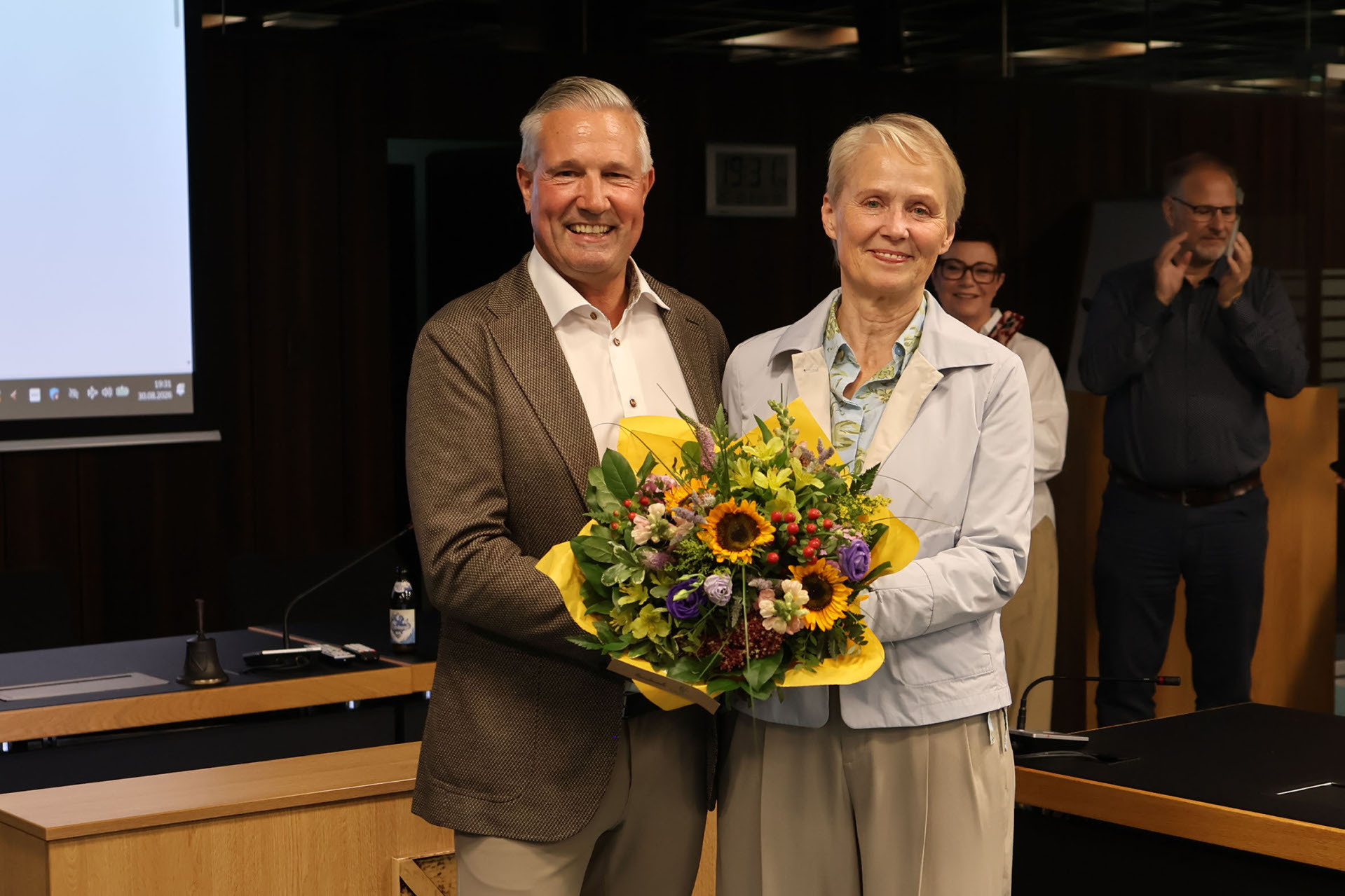 Gabriele Wieland überreicht Klaus Lütkefedder einen Blumenstrauß.