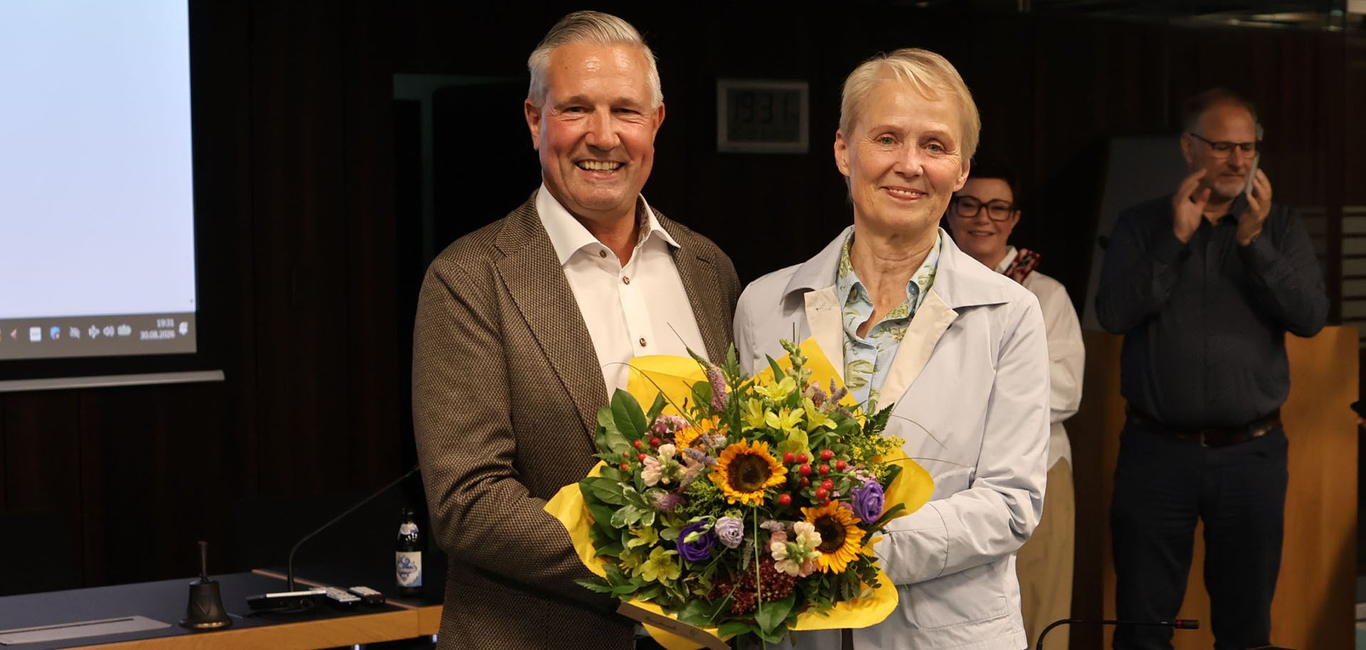 Gabriele Wieland überreicht Klaus Lütkefedder einen Blumenstrauß.