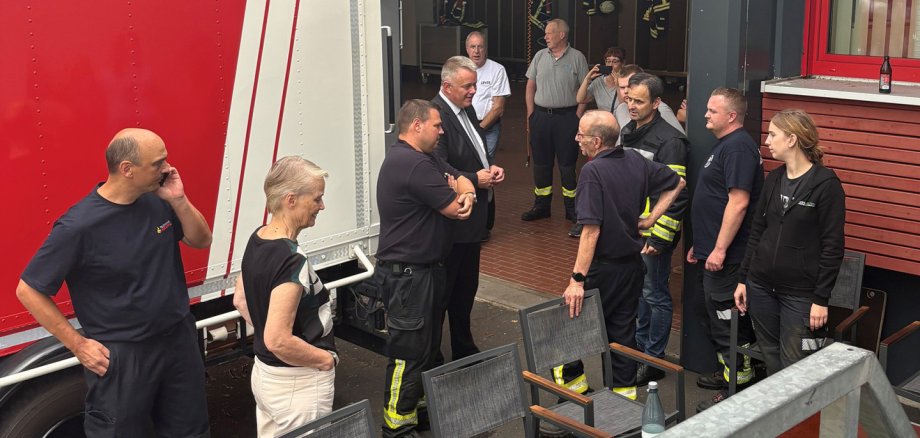 Inmitten von Feuerwehrleuten steht Gabriel Wieland.