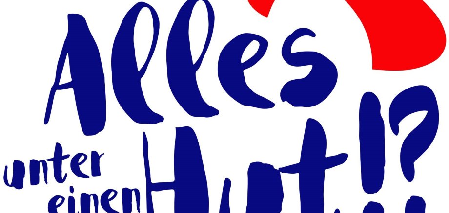 Im Logo befindet sich unter einem roten Damenhut die Schrift „Alles unter einen Hut !?“. 