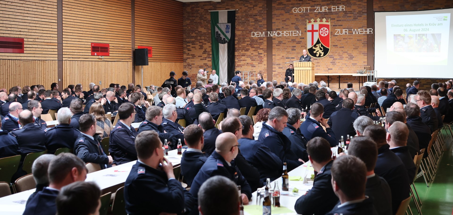 Die Halle in Niederahr war mit Feuerwehrleuten gut gefüllt.