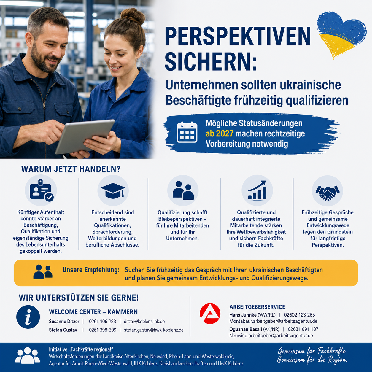 Ein Mann und eine Frau mit einem Tablet und Informationen, warum jetzt gehandelt werden sollte.