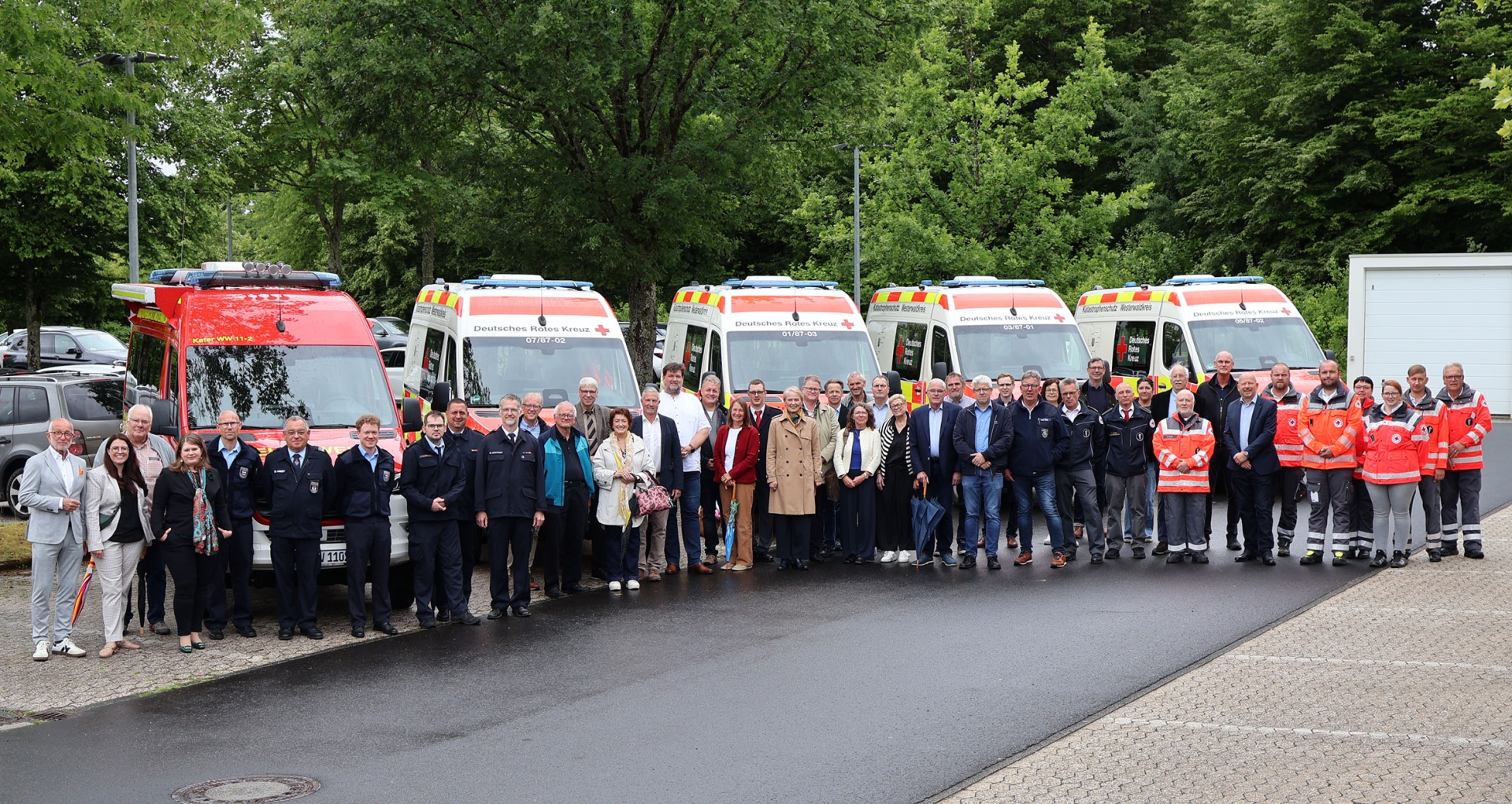 Personen stehen vor den neuen Einsatzwagen.