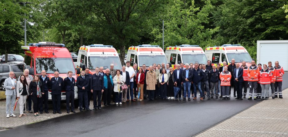 Personen stehen vor den neuen Einsatzwagen.