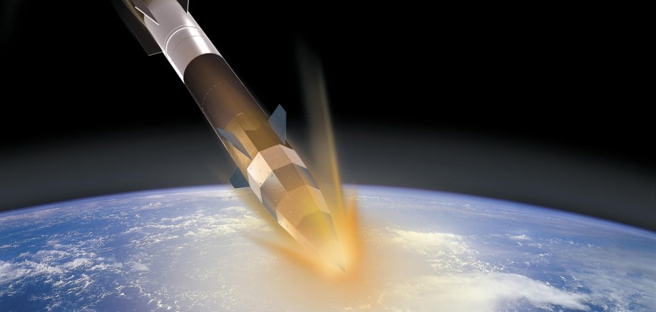 Ein raketenähnlicher Flugkörper trifft auf die Erdatmosphäre.