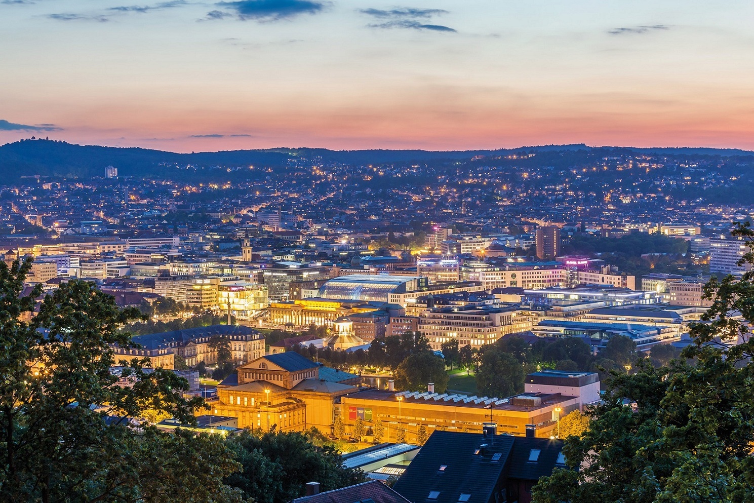 Blick von der Uhlandshöhe, Stuttgart Die Skyline von Stuttgart erstrahlt im Abendlicht.