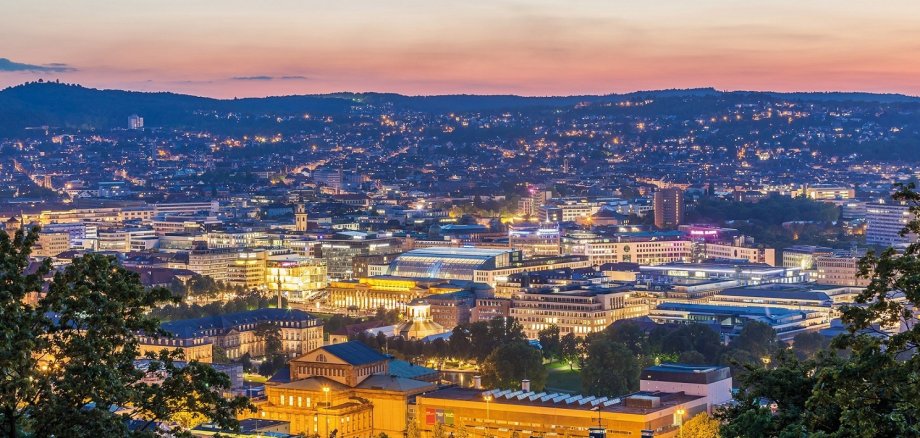 Blick von der Uhlandshöhe, Stuttgart Die Skyline von Stuttgart erstrahlt im Abendlicht.