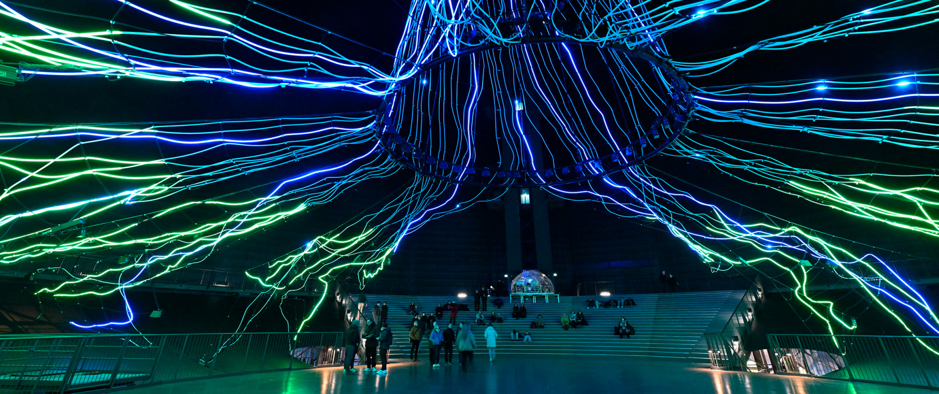 Blaue Lichter simulieren Baumwurzeln.
