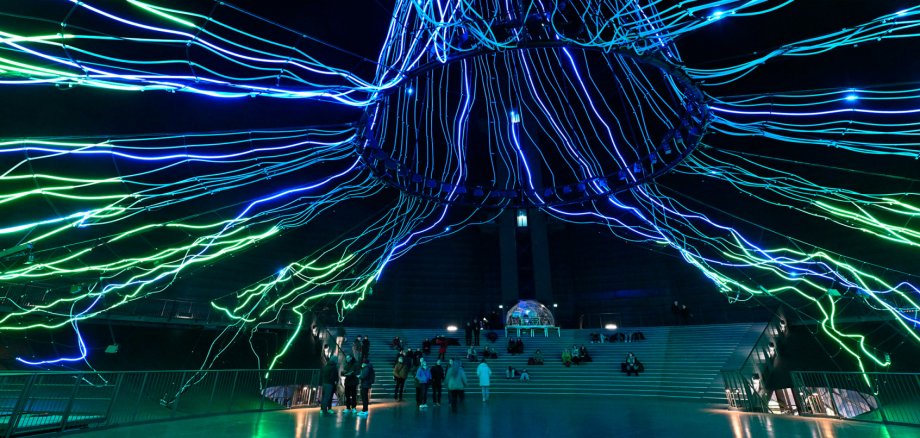 Blaue Lichter simulieren Baumwurzeln.