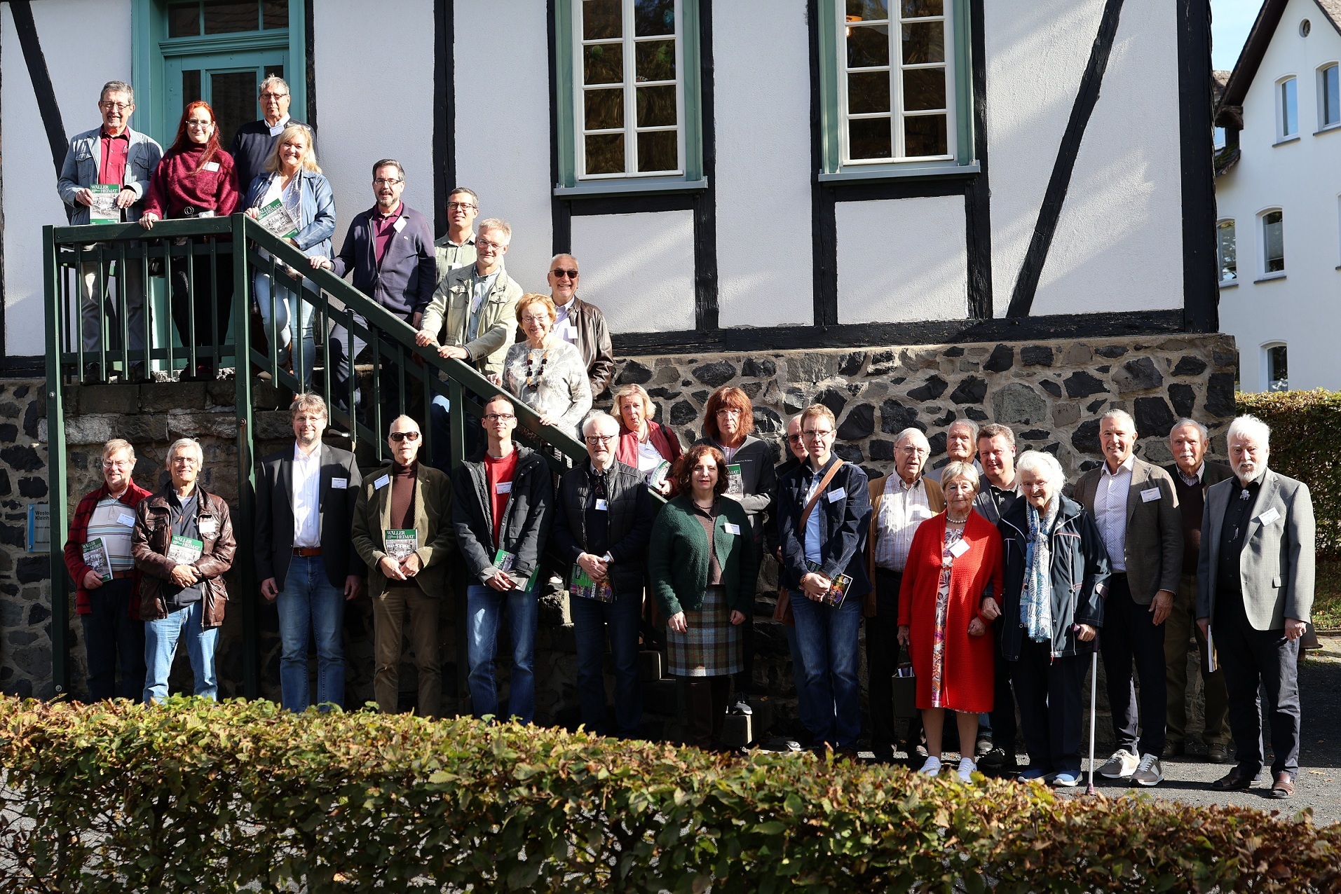 Die Autorinnen und Autoren des Heimatjahrbuches stehen auf einer Treppe vor einem Fachwerkhaus.