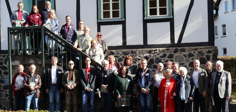 Die Autorinnen und Autoren des Heimatjahrbuches stehen auf einer Treppe vor einem Fachwerkhaus.