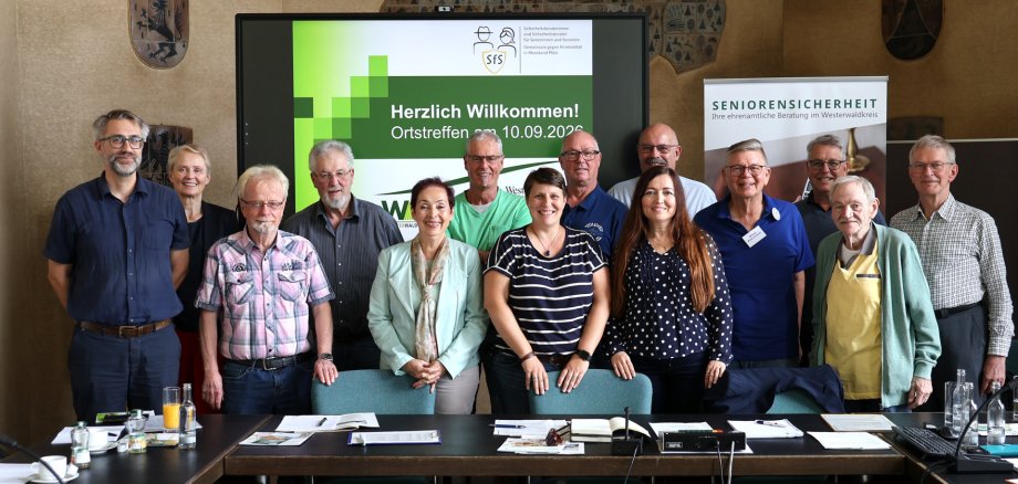 Eine Gruppe von Menschen steht vor Roll-Ups.