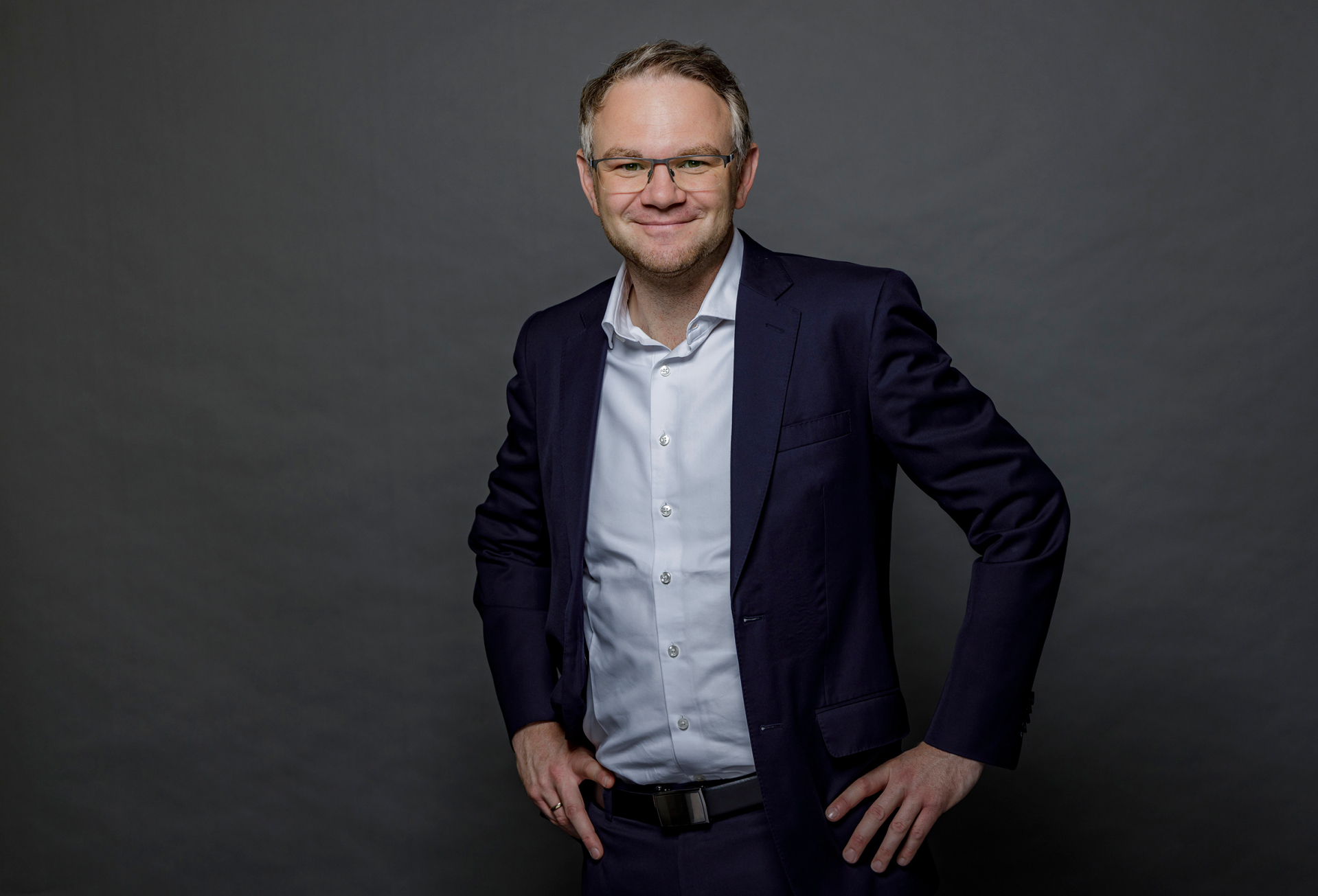 Portraits der SPD Fraktion des Rheinland-Pfälzischen Landtages Ein Mann in hellblauem Hemd und Jackett.