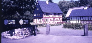 Mehrere Fachwerkhäuser mit dem Schild Landschaftsmuseum davor.