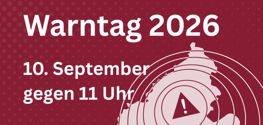 Bundesweiter Warntag 2026 - 1 Auf einem dunkelroten Plakat stehen die Eckdaten des Bundesweiten Warntag.