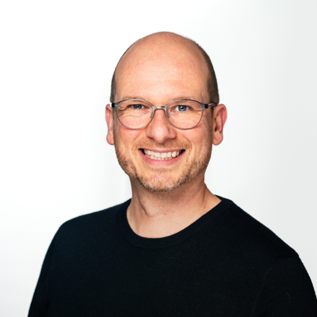Porträt eines Mannes mit Brille und ohne Haare