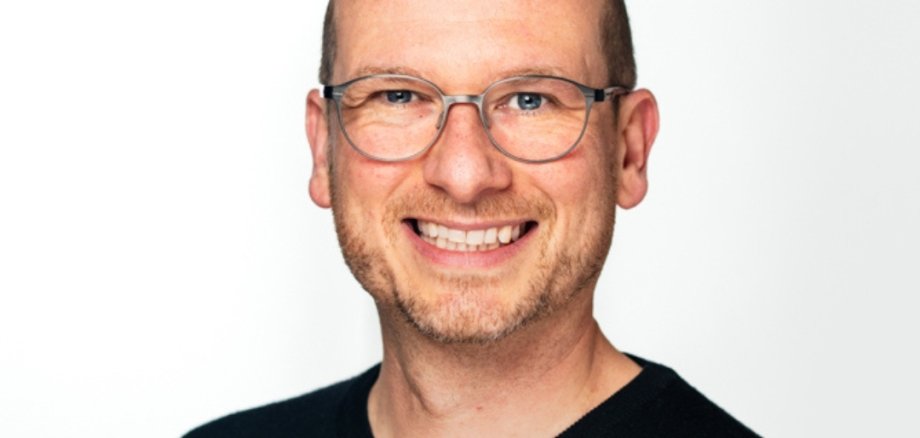 Porträt eines Mannes mit Brille und ohne Haare