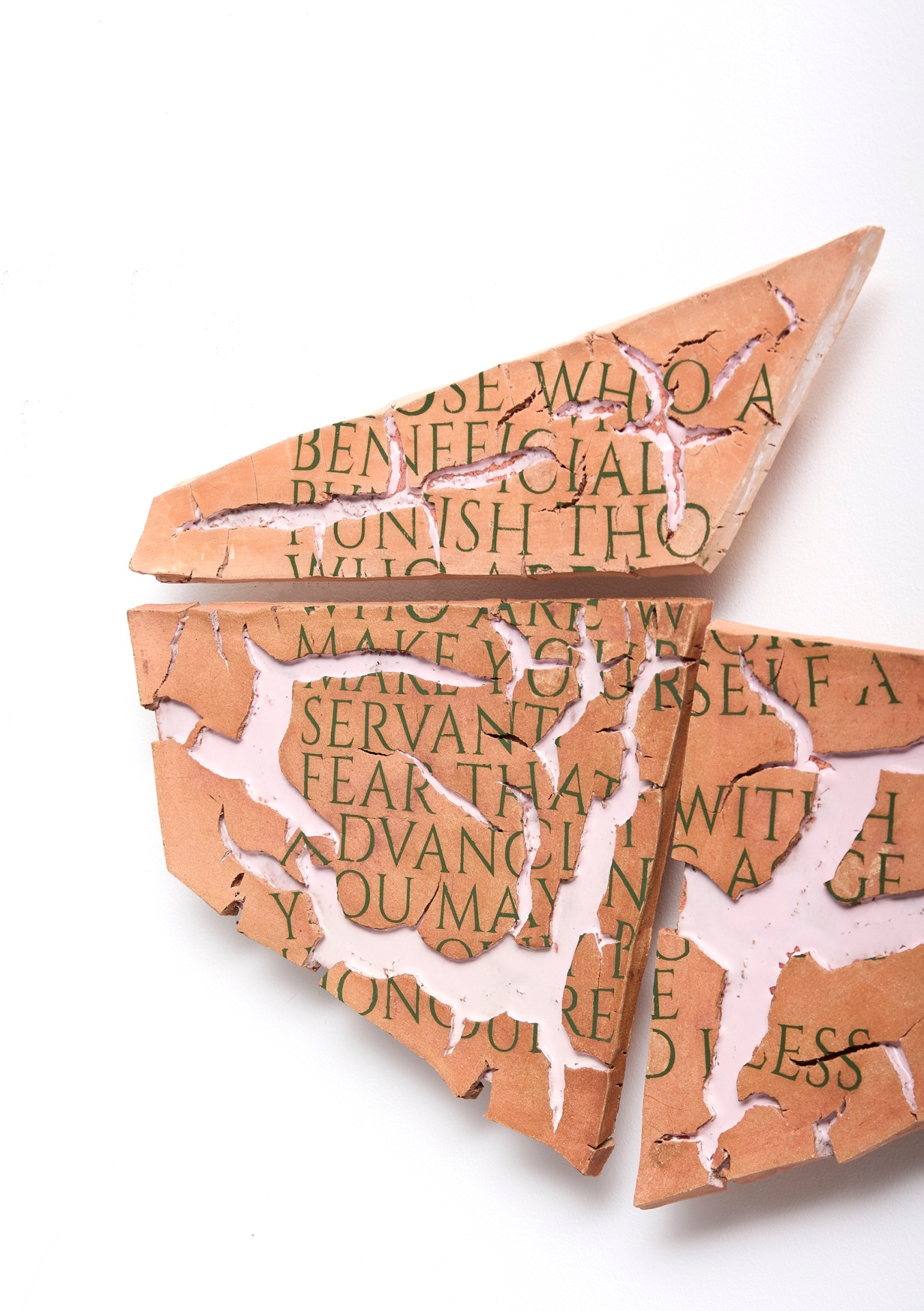 Buchstaben auf zerbrochenen Keramiktafeln