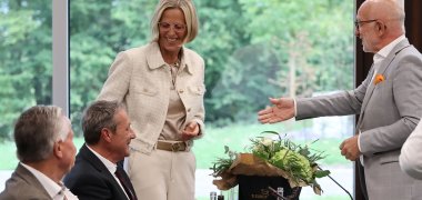 Ein Mann reicht einer Frau die Hand.