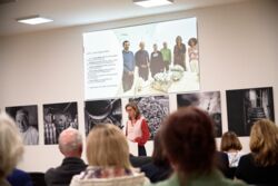 Nele van Wieringen, Leiterin des Keramikmuseums Westerwald in Höhr-Grenzhausen und Moderatorin des Juryverfahrens