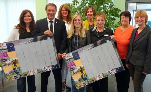 Wichtige Termine im Schuljahr 2015/16 finden Platz auf dem Kalender, den Landrat Achim Schwickert und die Vertreterinnen des Arbeitskreises Mädchen im Kreishaus vorstellten.